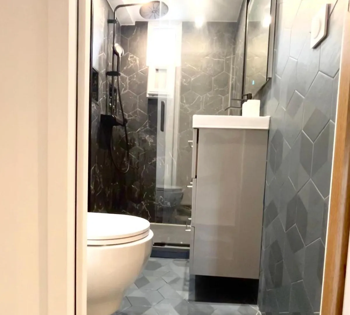 Modern Apt Near Montmarte 2 Mins From Metro Chateau Rouge Paris