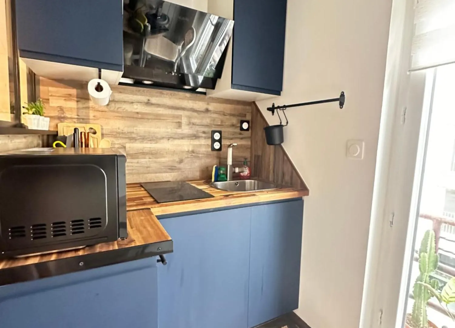 Modern Apt Near Montmarte 2 Mins From Metro Chateau Rouge Paris Apartment