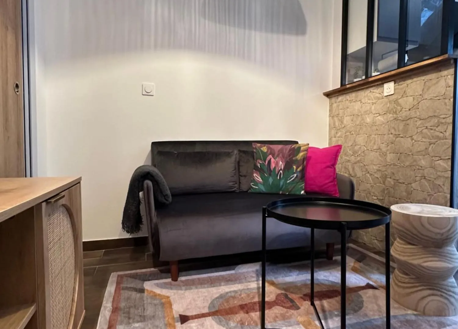 Modern Apt Near Montmarte 2 Mins From Metro Chateau Rouge contacts