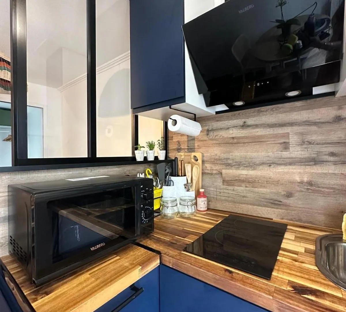 Modern Apt Near Montmarte 2 Mins From Metro Chateau Rouge Paris 0*,  France